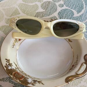 Vintage Cream Sunglasses with Embellishments
Polaroid